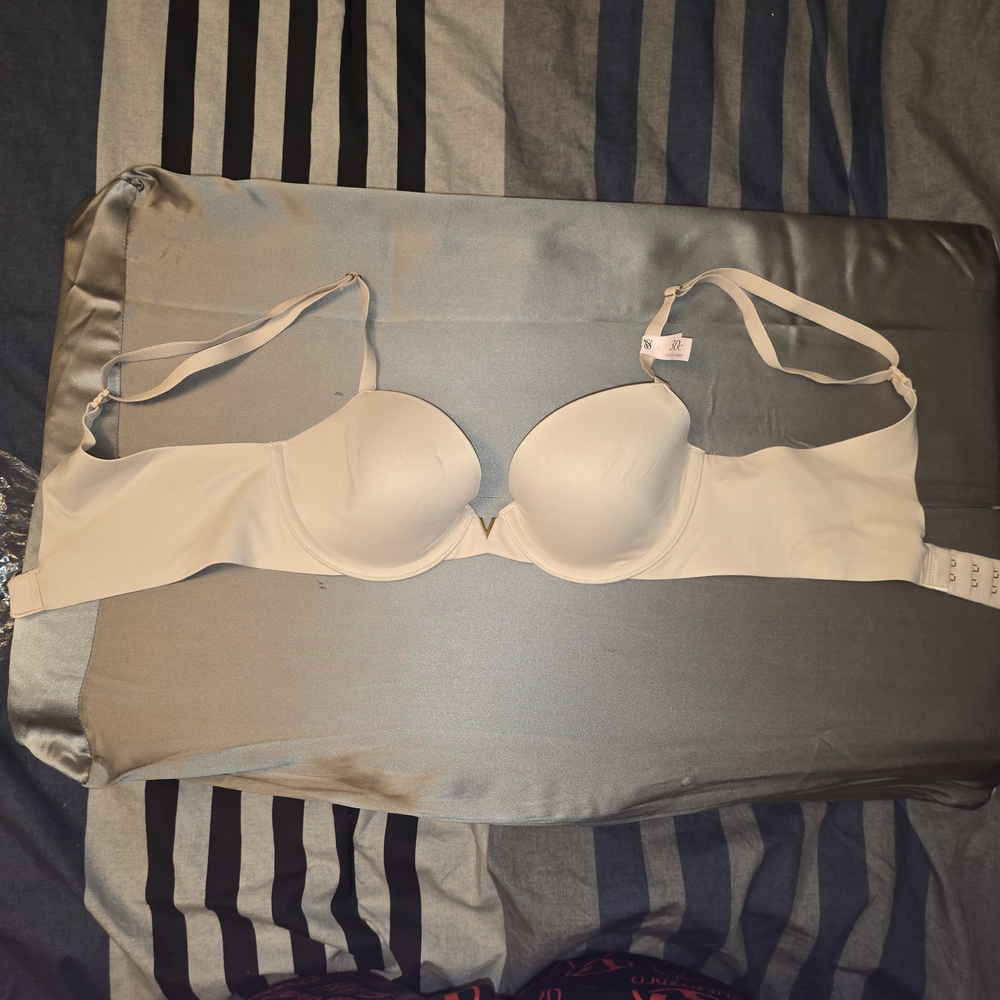 Victoria's Secret Cream Underwire Bra